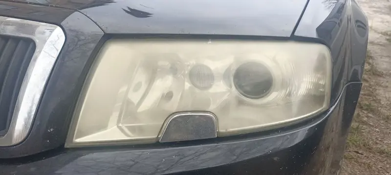 Чистка фар Opel Astra перед поліруванням Львів
